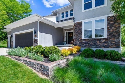 6927 Glenn Ln, Parkville, MO, 64152-5303 | Card Image