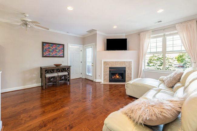 Air-Conditioned condo, Gas Fire Place | Image 9