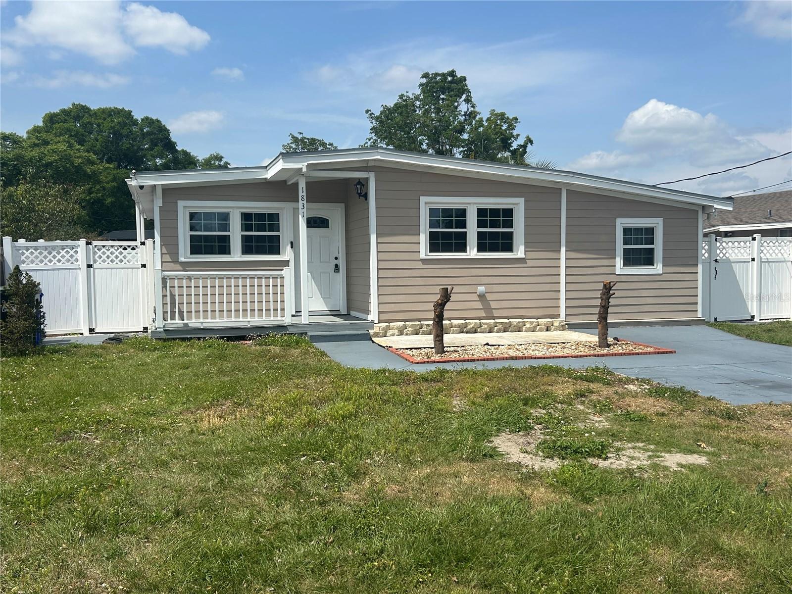 1831 Richmond Road, For Sale in Lakeland - Zoocasa