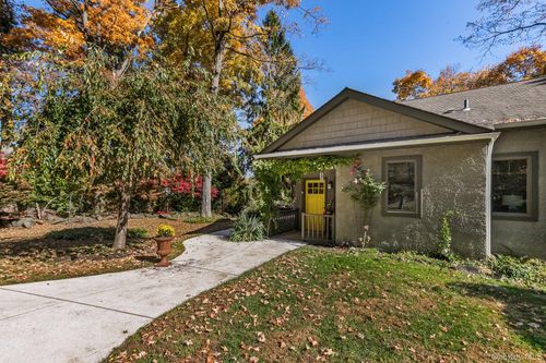 4 Valley Trl, Croton-On-Hudson, NY, 10520-2214 | Card Image