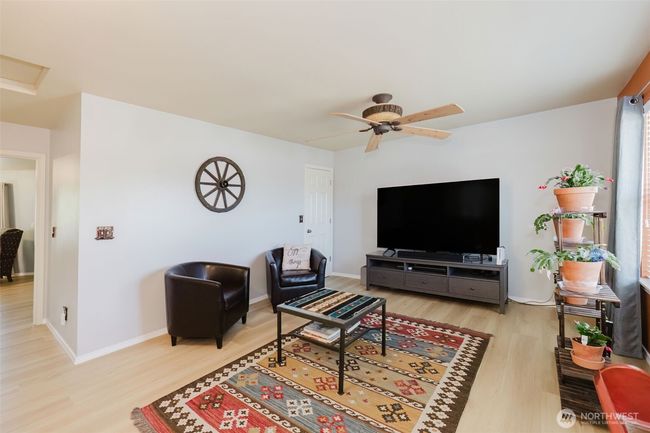 Upstairs family room | Image 17