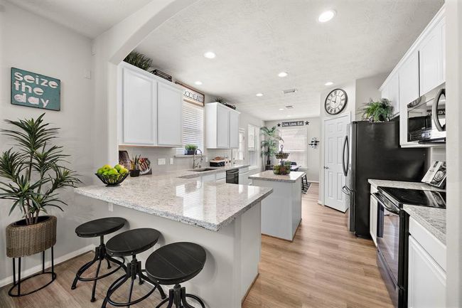 Breakfast bar between family room and kitchen. | Image 10