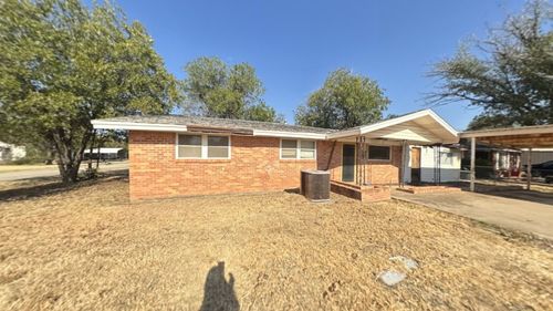 310 Combs Street, Quanah, TX, 79252 | Card Image