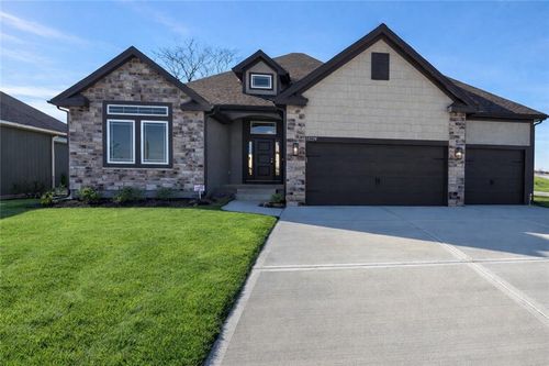 10224 N Winchester Ave, Kansas City, MO, 64156-7933 | Card Image