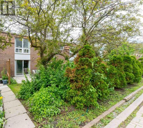15-10 Leith Hill Road, Toronto (Don Valley Village), ON, M2J1Z2 | Card Image
