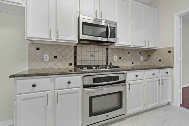 Gas cooktop with electric oven. Built in microwave | Image 6