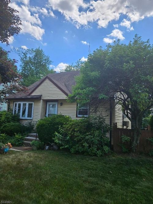 33 Brokaw Blvd, Plainfield, NJ, 07063-1008 | Card Image