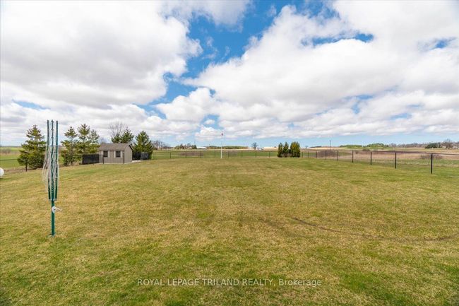 9416 Hickory Dr, House other with 3 bedrooms, 4 bathrooms and 10 parking in Strathroy ON | Image 37