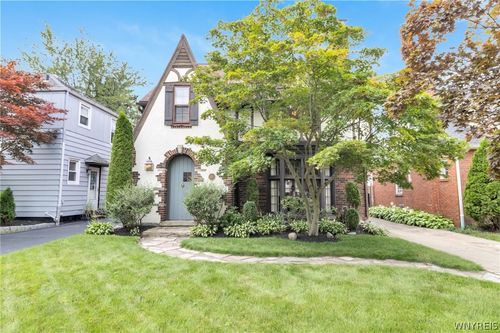 28 Bissell Dr, Amherst, NY, 14226-3325 | Card Image