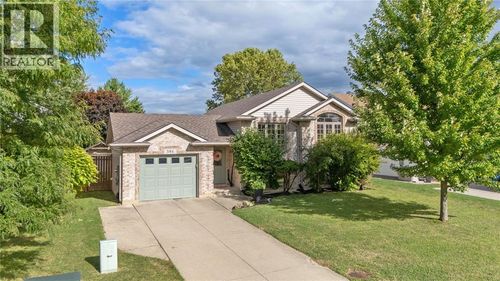 386 Nash Dr, Corunna, ON, N0N1G0 | Card Image