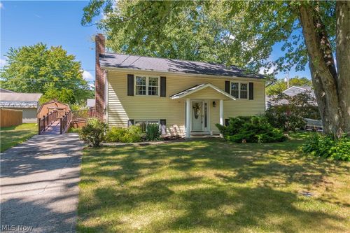 782 Pasadena Ave, Sheffield Lake, OH, 44054-1238 | Card Image