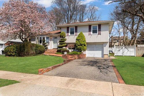 20 Pickwick Drive W, Oyster Bay, NY, 11791 | Card Image