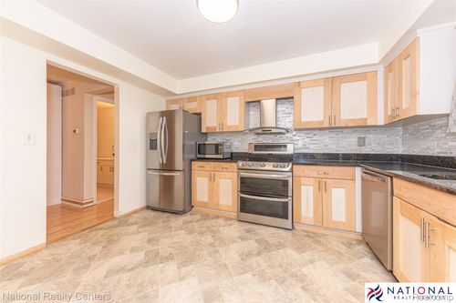 35-29705 Pine Ridge Cir, Farmington Hills, MI, 48331-1877 | Card Image