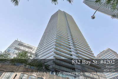 4202 - 832 Bay St, Condo with 2 bedrooms, 2 bathrooms and 1 parking in Toronto ON | Image 2