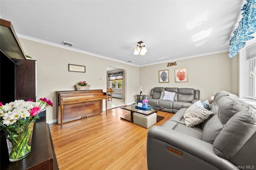 1082 N Grove St, Valley Stream, NY, 11580-2022 | Card Image