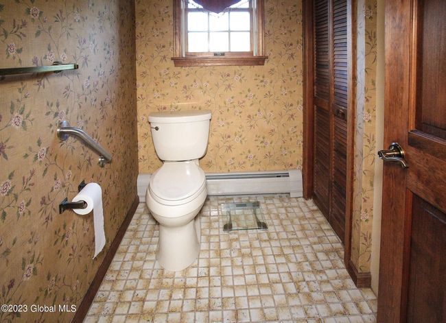 SEPARATE TOLIET AREA | Image 42