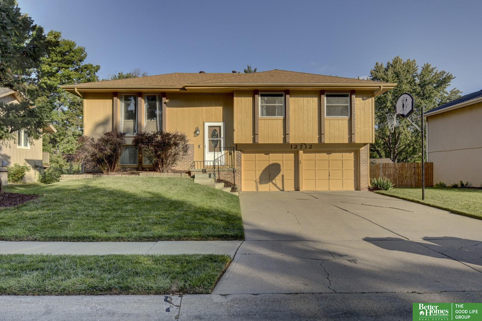 Grant Cir, Omaha, NE 68164
