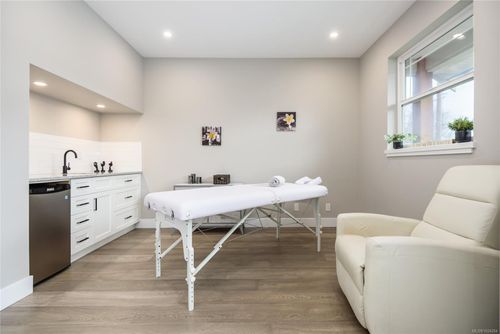 649 5th St, Courtenay, BC, V9N1K5 | Card Image