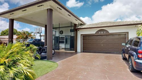 357 W 44th St, Hialeah, FL, 33012-3922 | Card Image