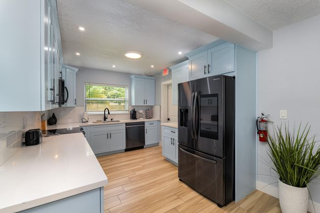 Quartz Countertops, & top of the line Black Stainless touch screen Samsung Appliances | Image 15