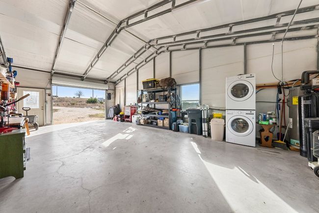 Garage with stacked washing maching and dryer | Image 23