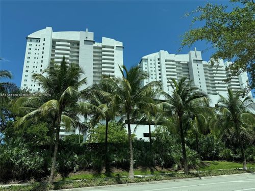 apt-701-15051 Royal Oaks Ln, North Miami, FL, 33181-2459 | Card Image