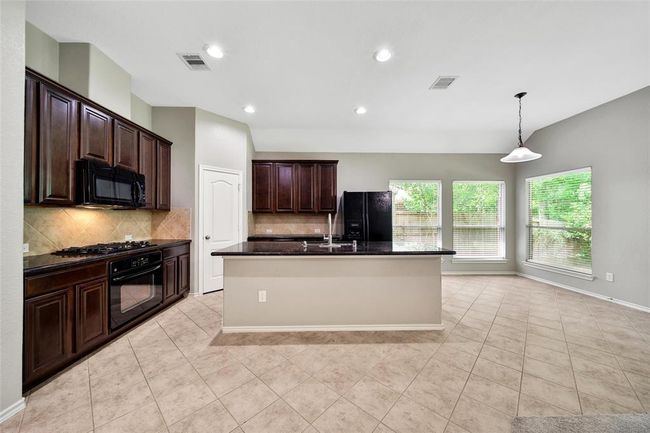 The open, yet defined space keep everyone connected. | Image 9