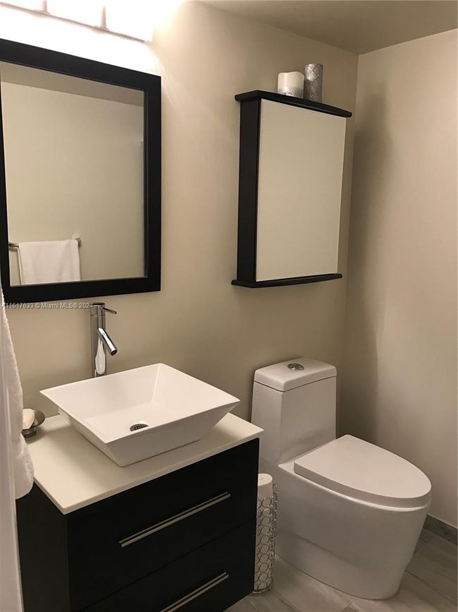 APT-16B - 427 Golden Isles Dr, Condo with 1 bedrooms, 2 bathrooms and null parking in Hallandale Beach FL | Image 10