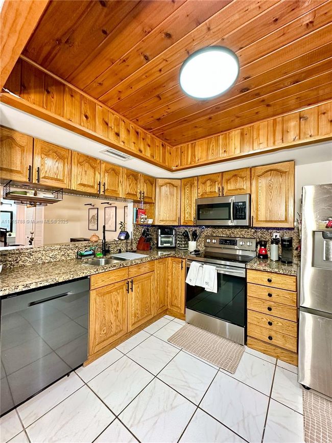 APT-902 - 5975 Sw 137 Th Ave, Townhouse with 2 bedrooms, 3 bathrooms and null parking in Miami FL | Image 6