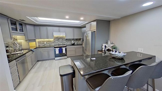 Kitchen / Breakfast Bar | Image 13