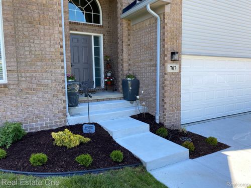 707 6th St, Fenton, MI, 48430-1997 | Card Image