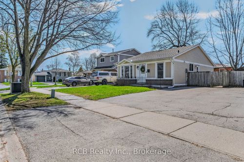8 Coulbeck Rd, Brantford, ON, N3P1B7 | Card Image