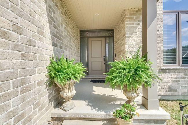 2129 Lockwood Cres, House other with 2 bedrooms, 2 bathrooms and 2 parking in Mount Brydges ON | Image 4
