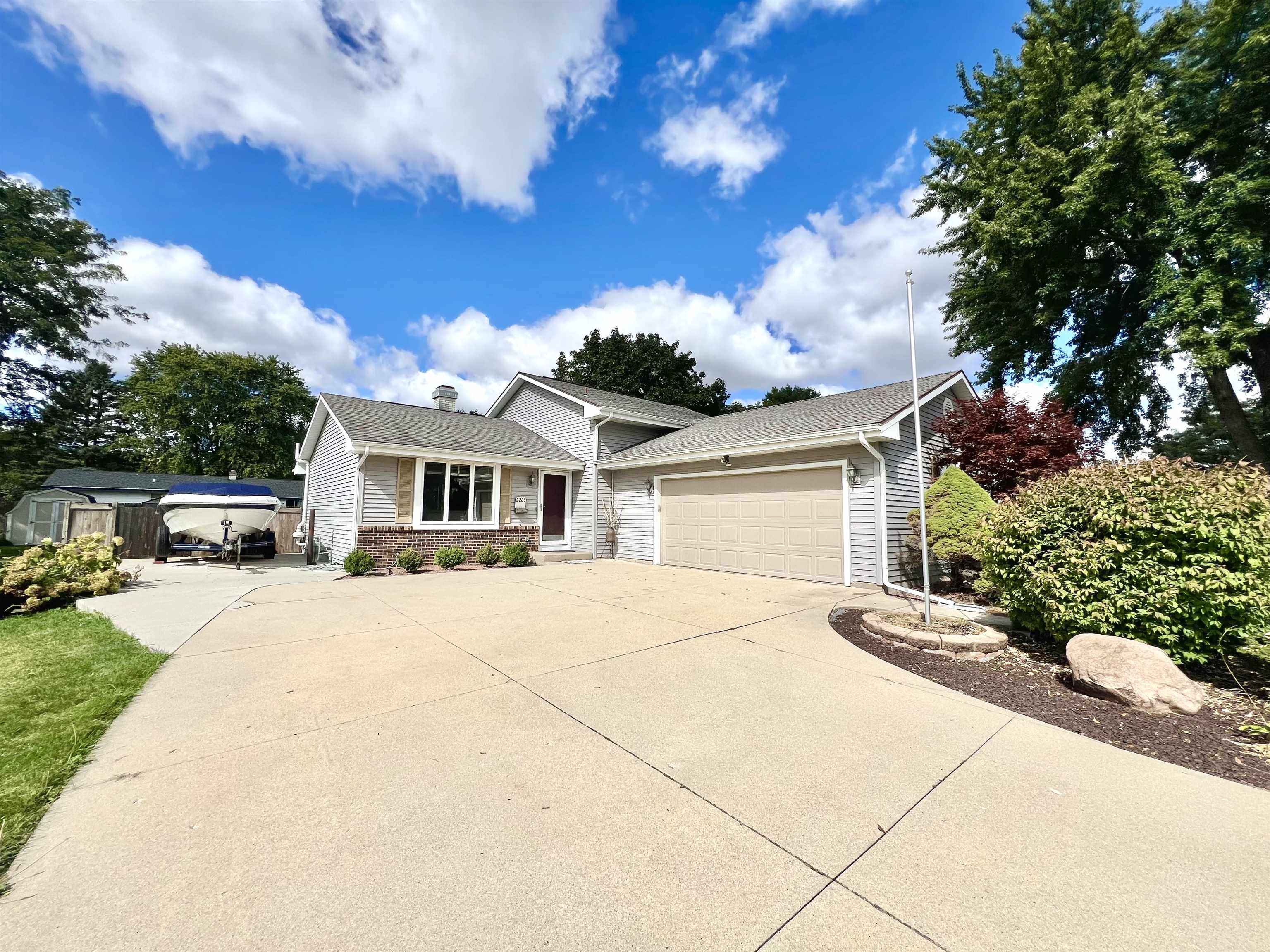Clover Ln, Janesville, WI 53545