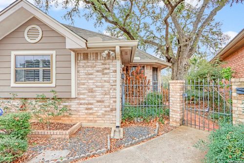 738 Cedar Pkwy, Seguin, TX, 78155-6101 | Card Image