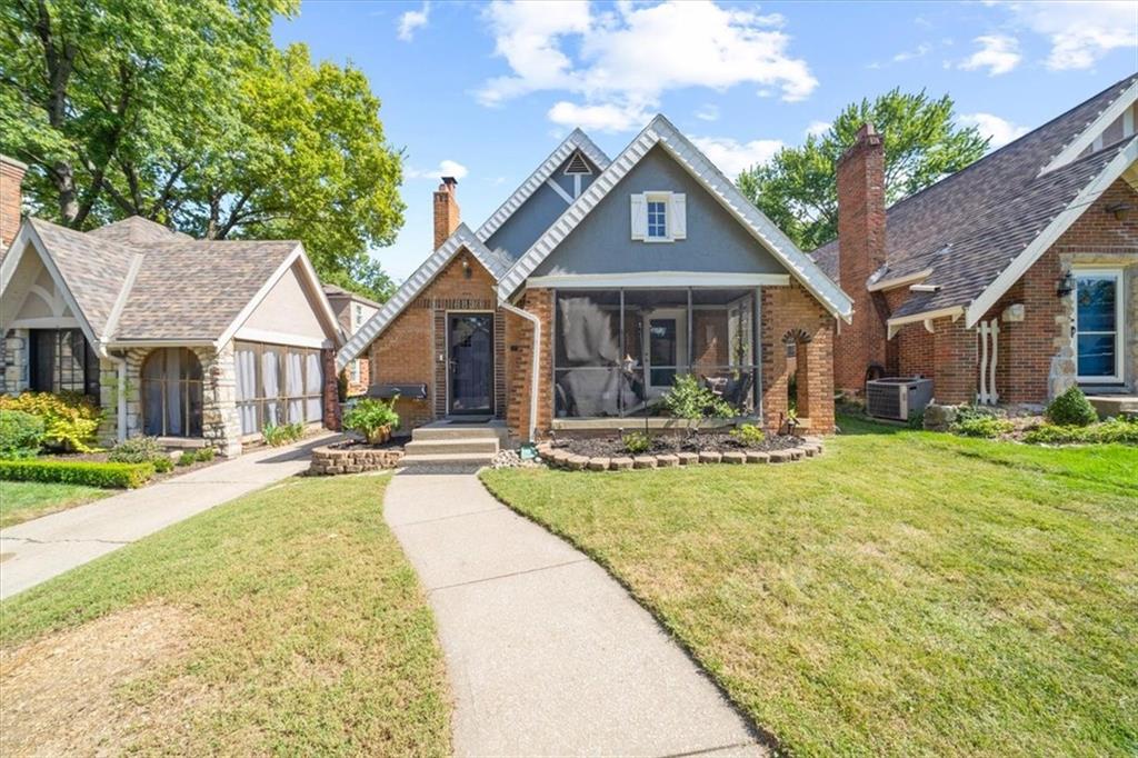 Oak St, Kansas City, MO 64113