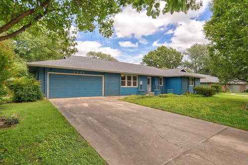 1321 E Walnut Lawn Street, Springfield, MO, 65804 | Card Image