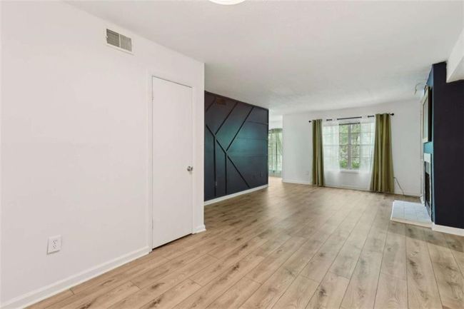 702 Glenleaf Dr, Condo with 2 bedrooms, 2 bathrooms and null parking in Peachtree Corners GA | Image 4