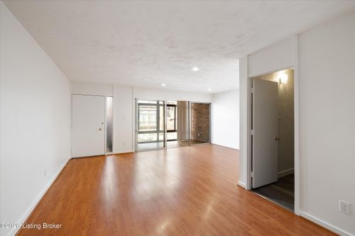 e4-1040 Cherokee Rd, Louisville, KY, 40204-1200 | Card Image