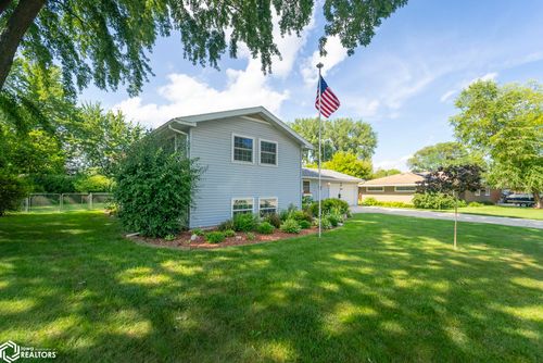 38 Country Cir, Mason City, IA, 50401-1642 | Card Image