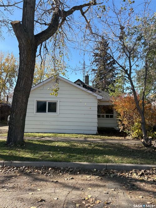 414 Young Street, Bienfait, SK, S0C0M0 | Card Image