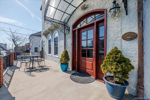 211 Laurelton Blvd, Long Beach, NY, 11561-3205 | Card Image