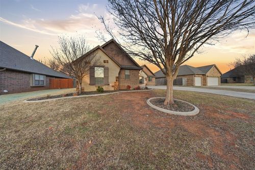 2425 Glenmere Drive, Edmond, OK, 73003 | Card Image