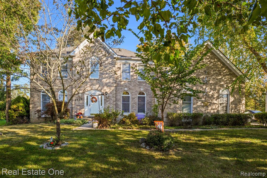 Applebrook Dr, Commerce Township, MI 48382