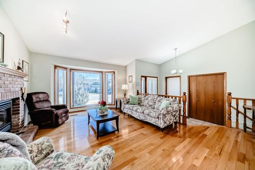 32 W Mackay Cres, Cochrane, AB, T4C1J9 | Card Image