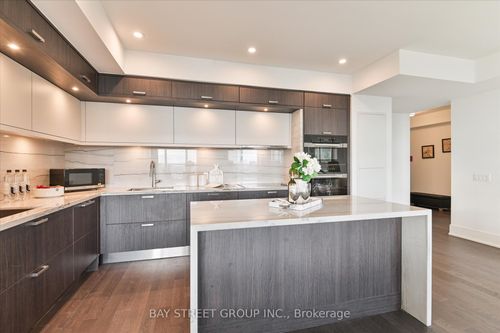 2707-30 Inn On The Park Dr, Toronto, ON, M3C0P7 | Card Image