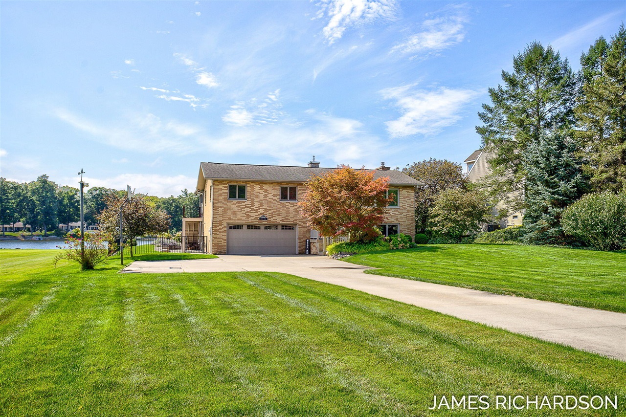 Angelus Cir, Grand Haven, MI 49417