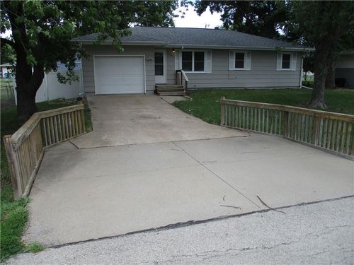 1520 Saint Lawrence St, Burlington, KS, 66839-2351 | Card Image