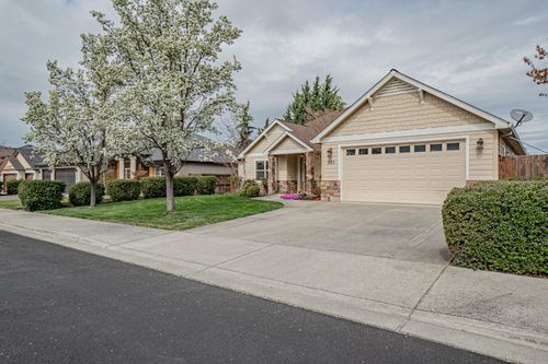 995 Pumpkin Rdg, Eagle Point, OR, 97524-9034 | Card Image