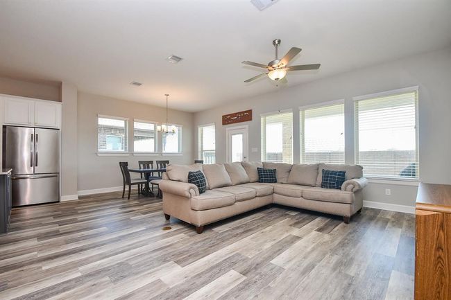 Large living area! | Image 8